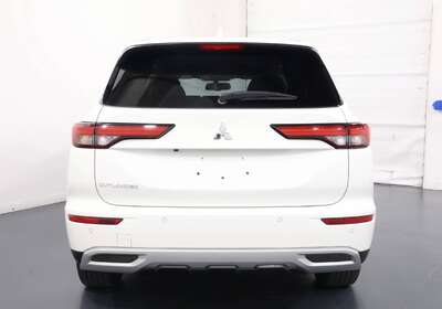 2024 MITSUBISHI OUTLANDER ES 7 SEAT (2WD)