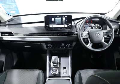 2024 MITSUBISHI OUTLANDER ES 7 SEAT (2WD)