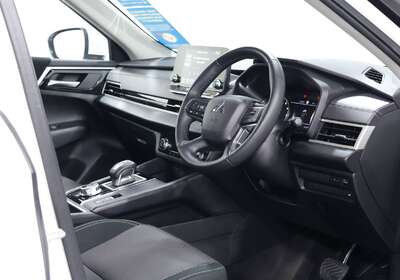 2024 MITSUBISHI OUTLANDER ES 7 SEAT (2WD)