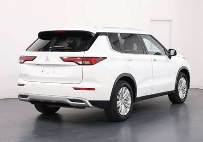 2024 MITSUBISHI OUTLANDER ES 7 SEAT (2WD)