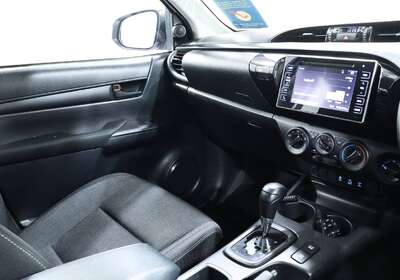 2020 TOYOTA HILUX SR (4X4)
