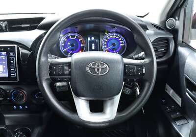 2020 TOYOTA HILUX SR (4X4)