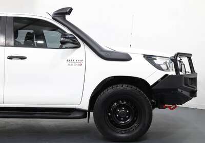2020 TOYOTA HILUX SR (4X4)