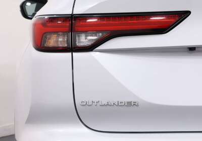 2023 MITSUBISHI OUTLANDER ES 7 SEAT (2WD)