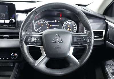 2023 MITSUBISHI OUTLANDER ES 7 SEAT (2WD)