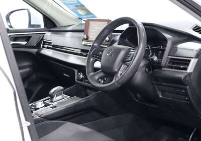 2023 MITSUBISHI OUTLANDER ES 7 SEAT (2WD)