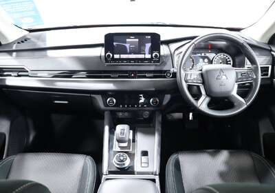 2024 MITSUBISHI OUTLANDER ES 7 SEAT (2WD)