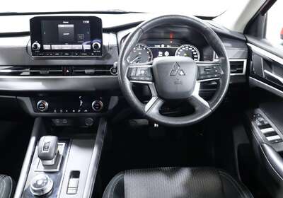 2024 MITSUBISHI OUTLANDER ES 7 SEAT (2WD)