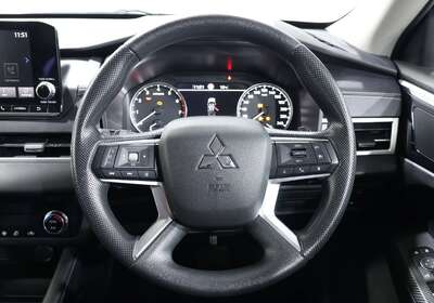 2024 MITSUBISHI OUTLANDER ES 7 SEAT (2WD)