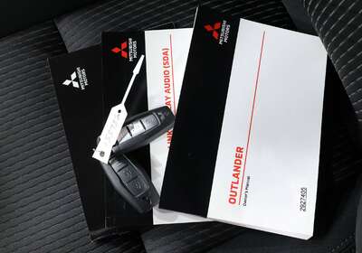 2024 MITSUBISHI OUTLANDER ES 7 SEAT (2WD)