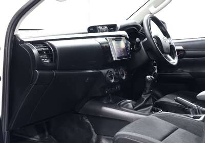 2019 TOYOTA HILUX SR (4X4)