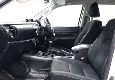 2019 TOYOTA HILUX SR (4X4)