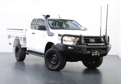 2020 TOYOTA HILUX SR (4X4)