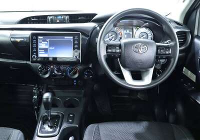 2020 TOYOTA HILUX SR (4X4)