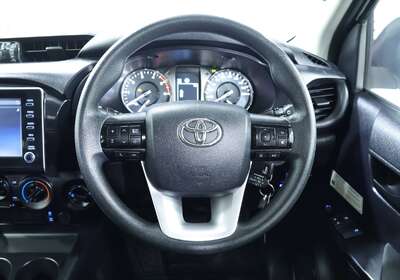 2020 TOYOTA HILUX SR (4X4)