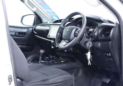 2020 TOYOTA HILUX SR (4X4)