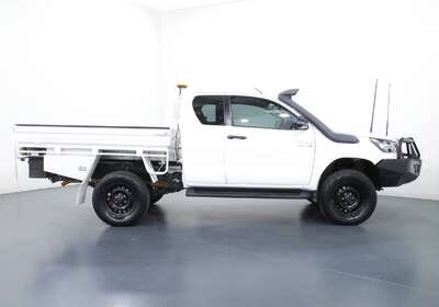 2020 TOYOTA HILUX SR (4X4)