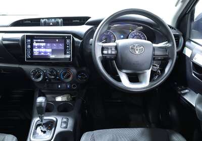 2019 TOYOTA HILUX SR (4X4)