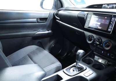 2019 TOYOTA HILUX SR (4X4)