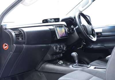 2019 TOYOTA HILUX SR (4X4)