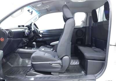 2019 TOYOTA HILUX SR (4X4)