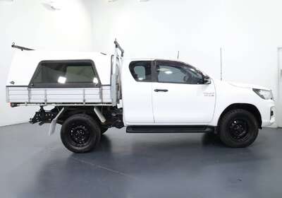 2019 TOYOTA HILUX SR (4X4)