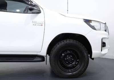 2019 TOYOTA HILUX SR (4X4)