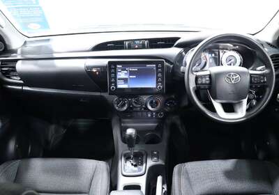 2021 TOYOTA HILUX SR (4X4)