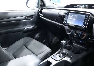 2021 TOYOTA HILUX SR (4X4)