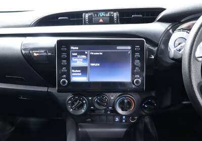 2021 TOYOTA HILUX SR (4X4)