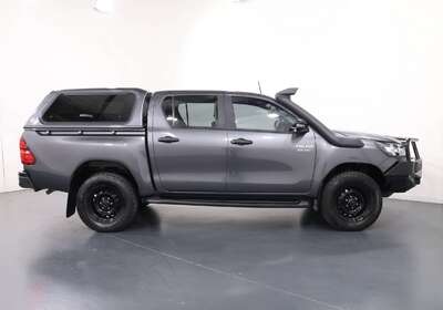 2021 TOYOTA HILUX SR (4X4)