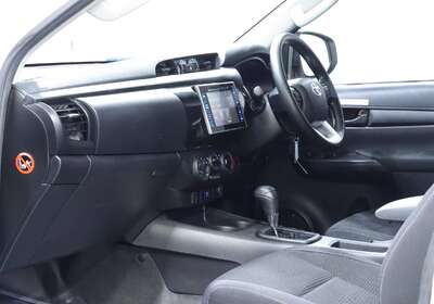 2018 TOYOTA HILUX SR EXTRA CAB 4X2