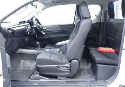 2018 TOYOTA HILUX SR EXTRA CAB 4X2