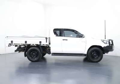 2018 TOYOTA HILUX SR EXTRA CAB 4X2