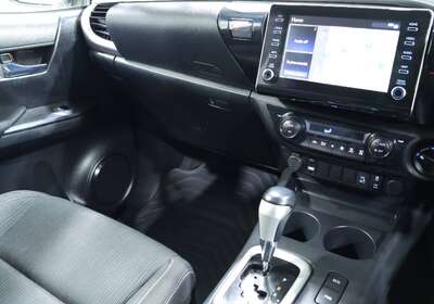 2023 Toyota Hilux SR5