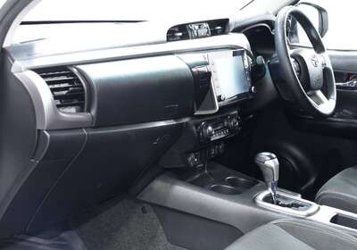 2023 Toyota Hilux SR5