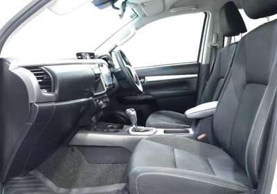 2023 Toyota Hilux SR5