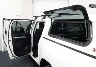 2023 Toyota Hilux SR5