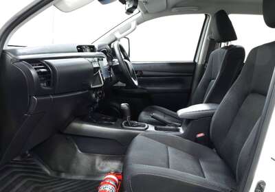 2022 Toyota Hilux SR