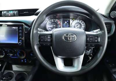 2022 Toyota Hilux SR