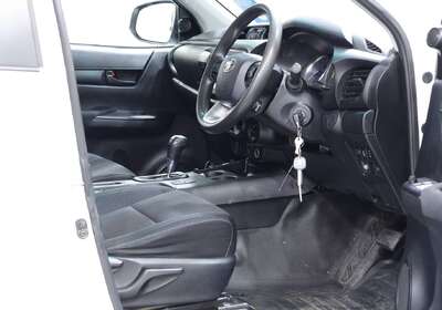 2022 Toyota Hilux SR