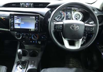 2023 Toyota Hilux SR (4x4)