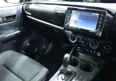 2023 Toyota Hilux SR (4x4)
