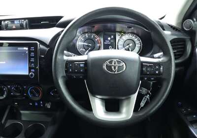 2023 Toyota Hilux SR (4x4)