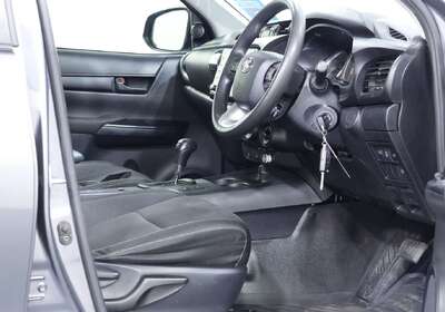 2023 Toyota Hilux SR (4x4)