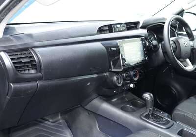 2023 Toyota Hilux SR (4x4)