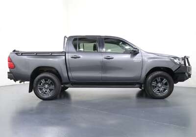 2023 Toyota Hilux SR (4x4)