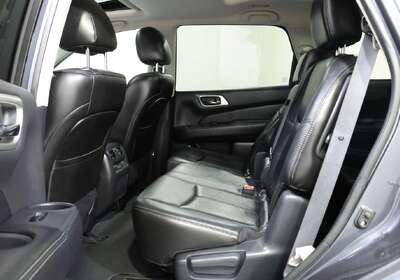 2016 Nissan Pathfinder ST-L (4x2)