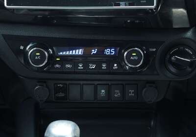 2020 Toyota Hilux SR5