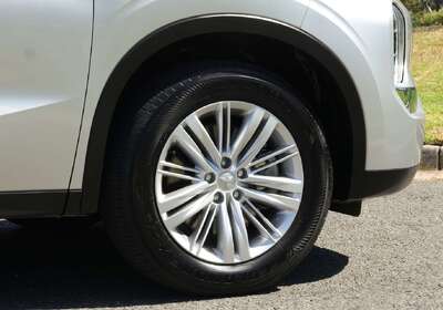 2024 Mitsubishi Outlander ES